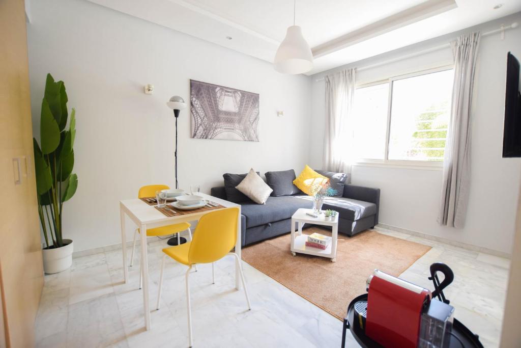 sala de estar con sofá, mesa y sillas amarillas en YourPlace - Prestigia - Hay Riad, en Rabat