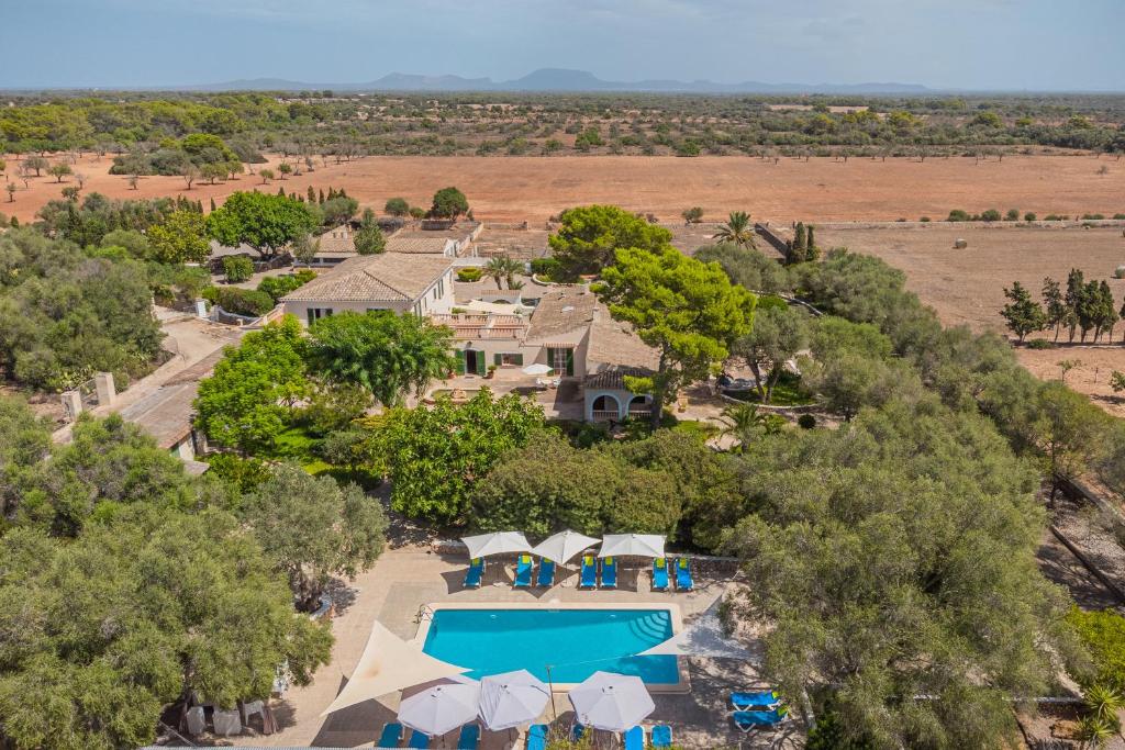 een luchtfoto van een resort met zwembad en bomen bij Els Marsals in Llucmajor