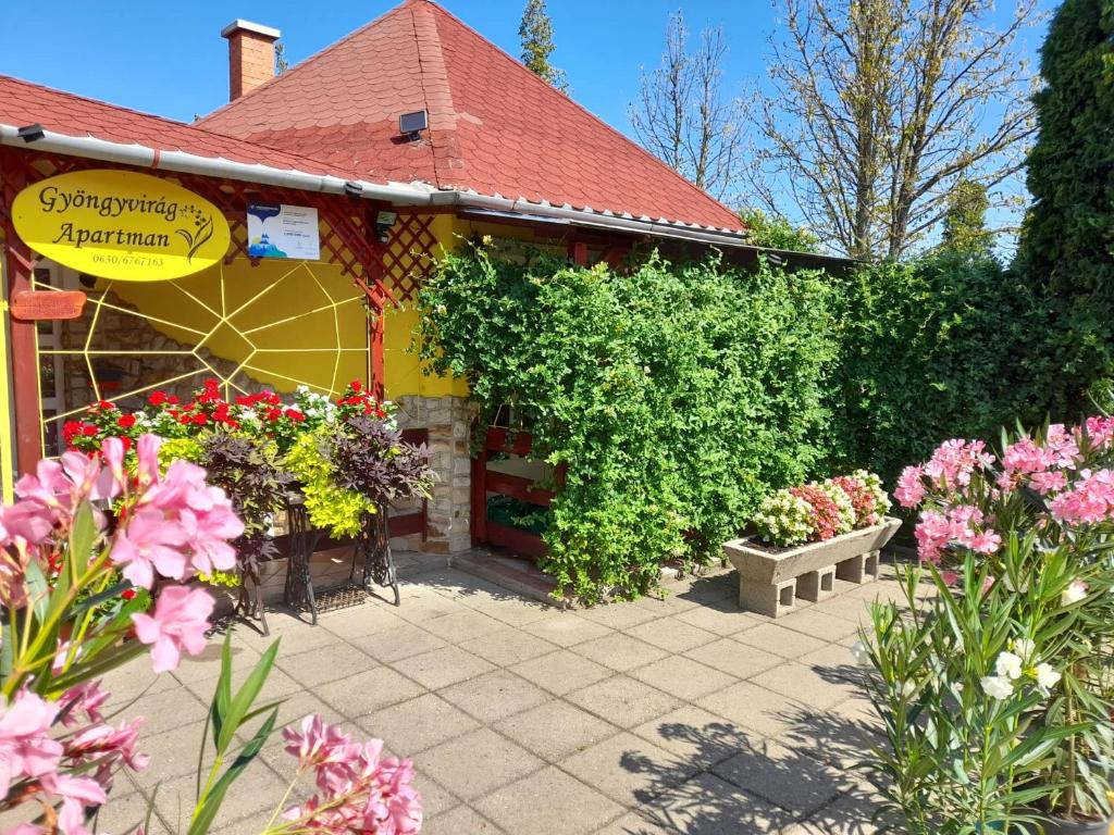 Vonkajšia záhrada v ubytovaní Gyöngyvirág Apartment
