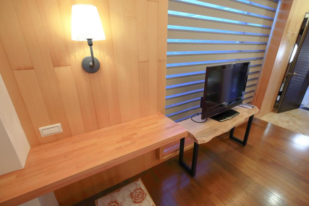 a television sitting on a table in a room at 檜木居民宿 - 立案證號 一六三 - 一六八 - 一七零 in Ji&#39;an