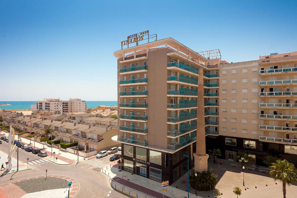 un edificio alto con un cartello dell'hotel sopra di Estudios RH Vinaros a Vinarós