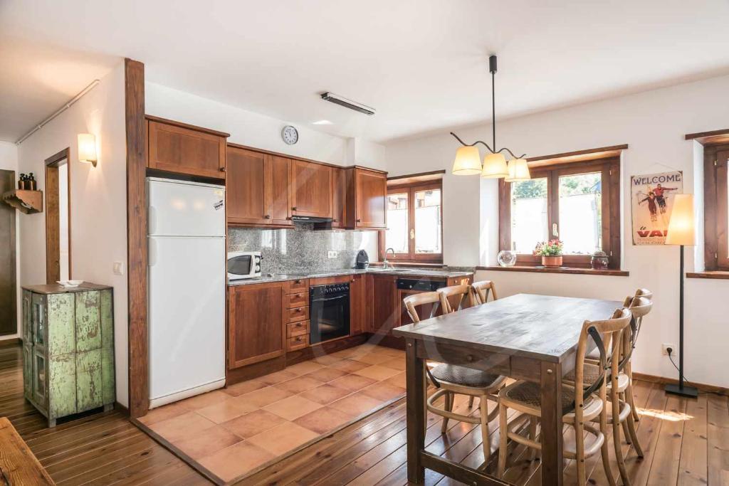 Kuchyňa alebo kuchynka v ubytovaní Aiguamoig by SeaMount Rentals