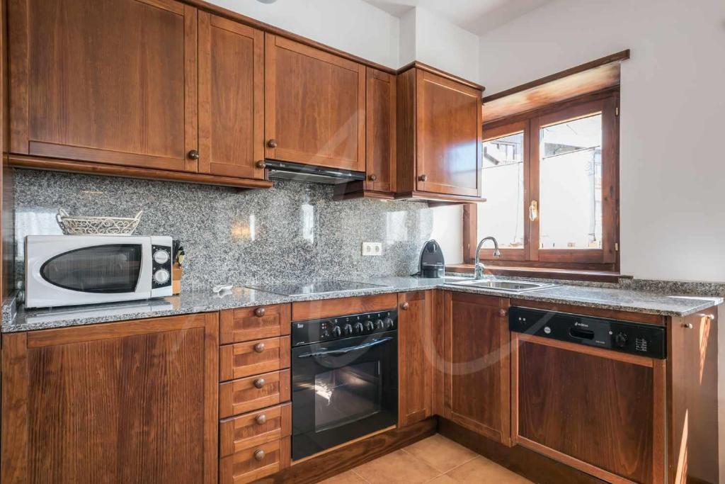 Kuchyňa alebo kuchynka v ubytovaní Aiguamoig by SeaMount Rentals