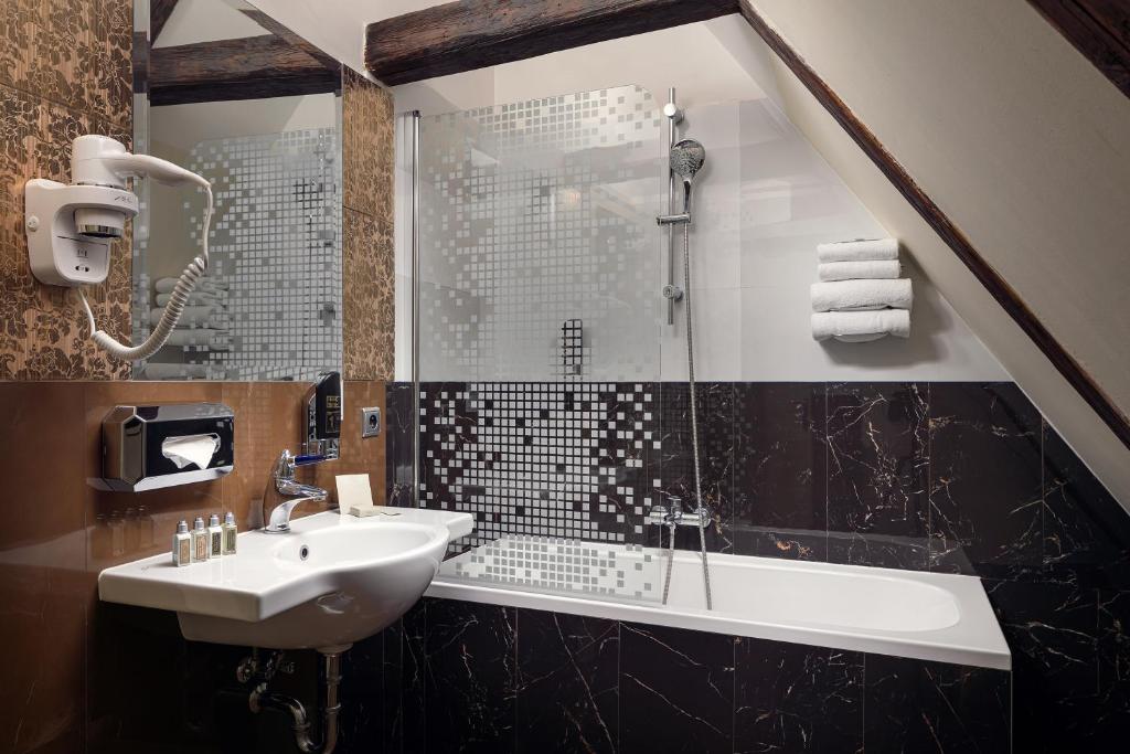 The Charles - Resim 8