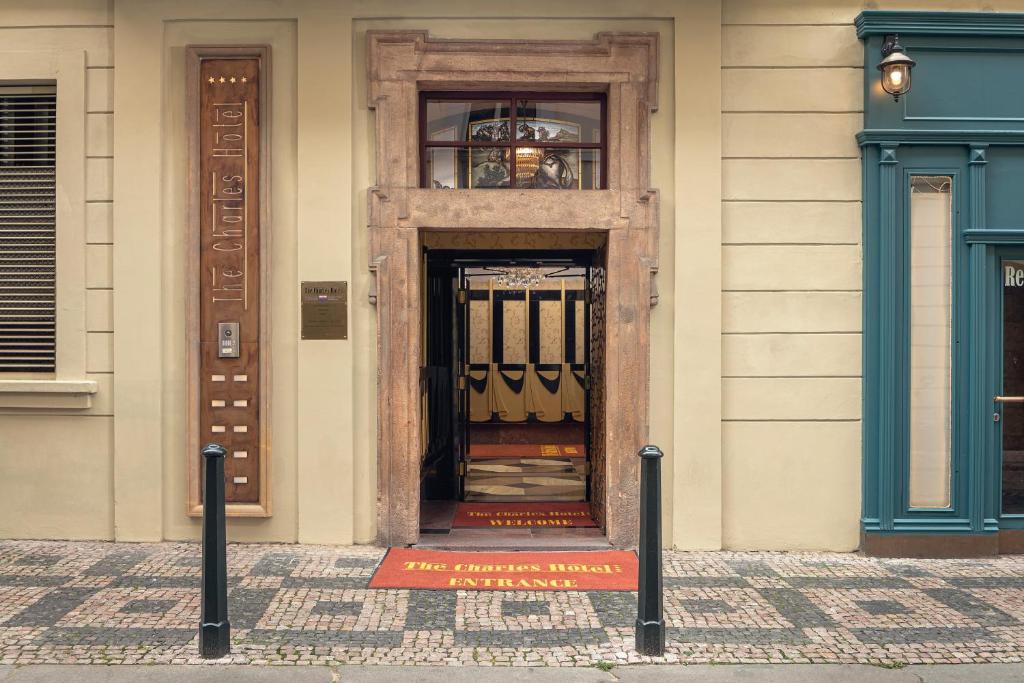 The Charles - Resim 14