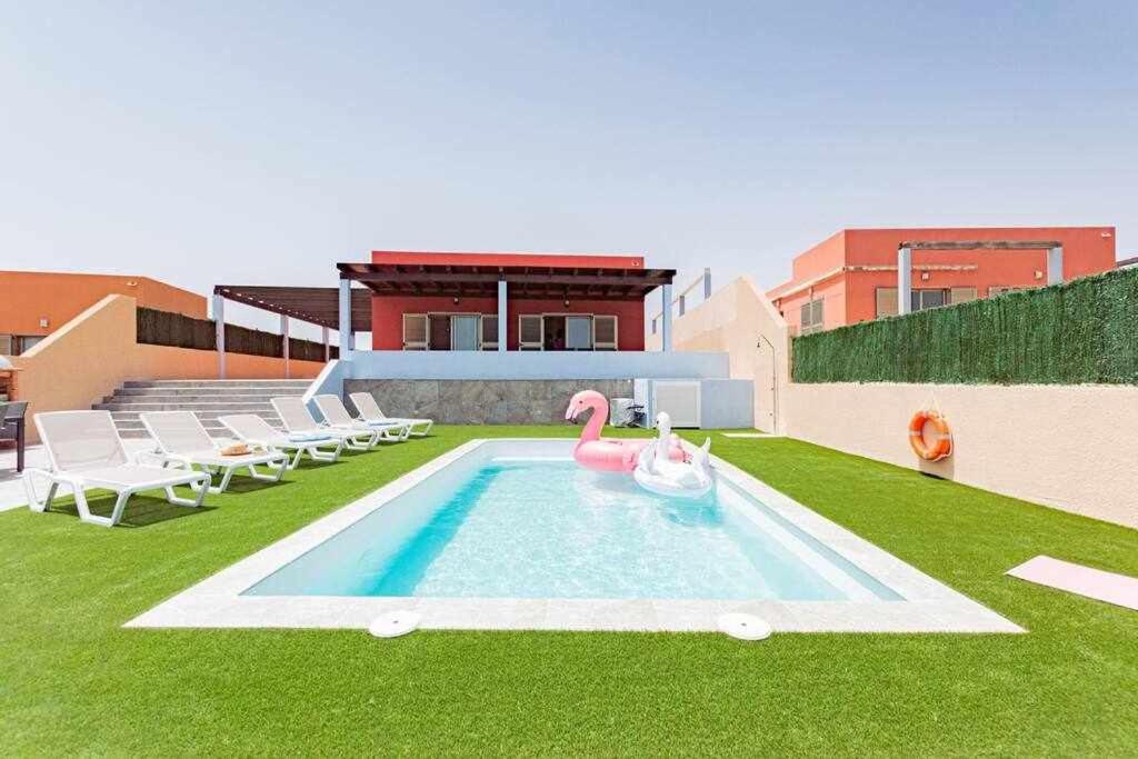 The swimming pool at or close to Villa Mini Golf