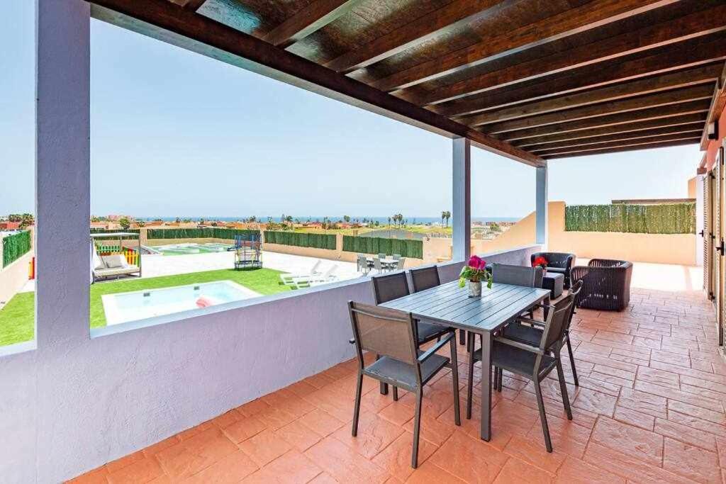The swimming pool at or close to Villa Mini Golf