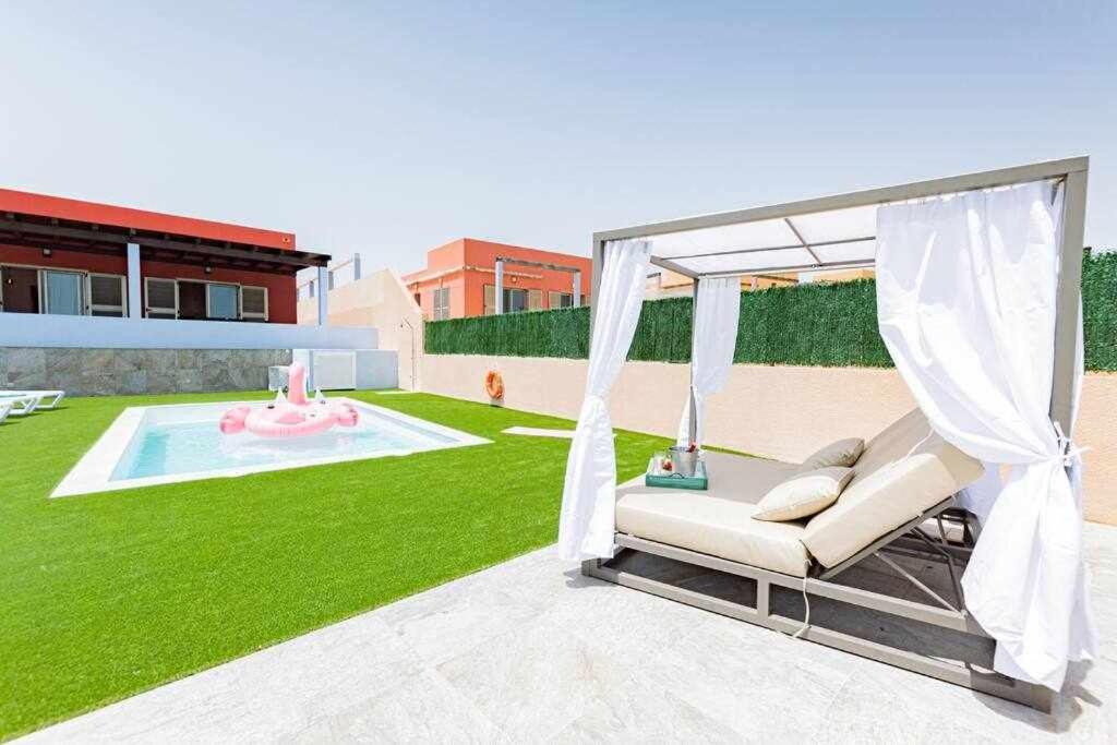 The swimming pool at or close to Villa Mini Golf