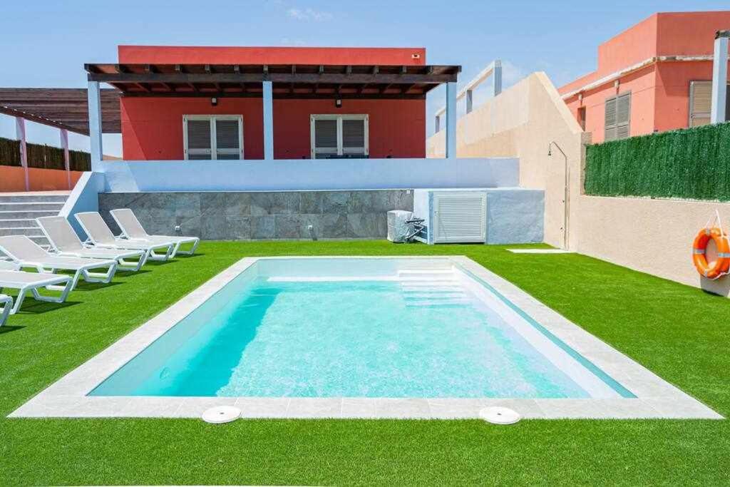 The swimming pool at or close to Villa Mini Golf