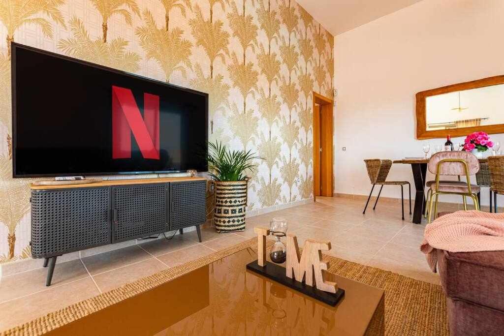A television and/or entertainment centre at Villa Mini Golf