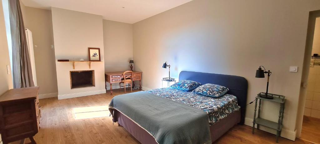 Posteľ alebo postele v izbe v ubytovaní Les Hauts de St Jacques maison d'exception 300m2, jardin arboré 2000m2