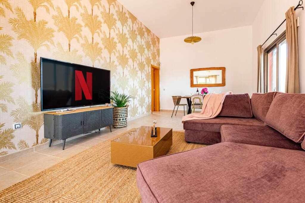 A television and/or entertainment centre at Villa Mini Golf