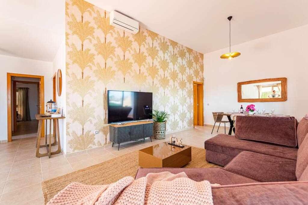 A television and/or entertainment centre at Villa Mini Golf