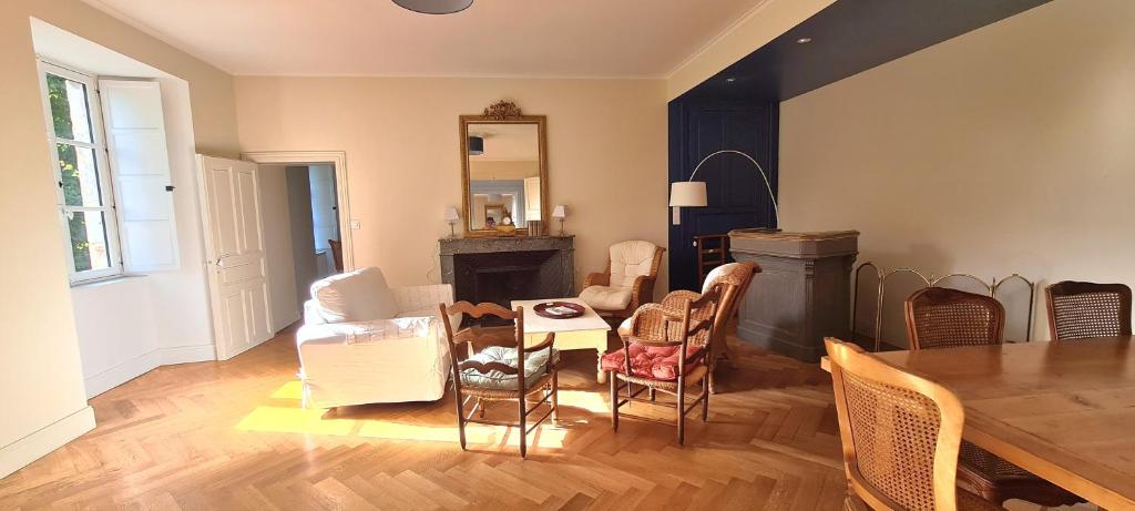 Posedenie v ubytovaní Les Hauts de St Jacques maison d'exception 300m2, jardin arboré 2000m2