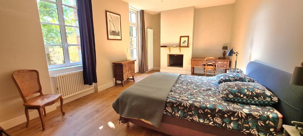 Posteľ alebo postele v izbe v ubytovaní Les Hauts de St Jacques maison d'exception 300m2, jardin arboré 2000m2