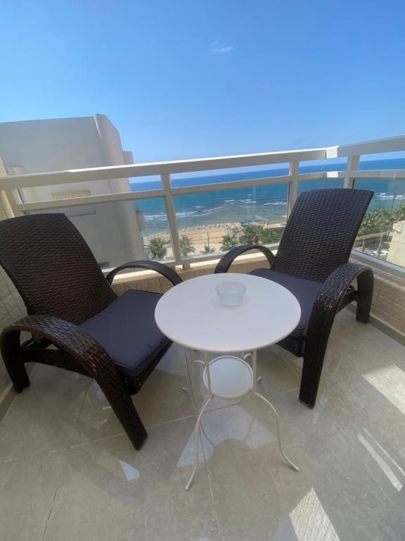 巴特亞姆的住宿－Apartment Oskar Beach，海景阳台上的桌椅
