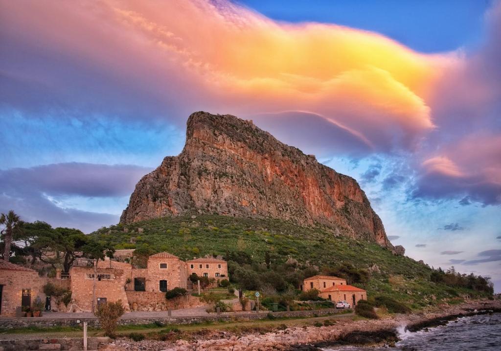 Una montaña con un arco iris en el cielo en Lazareto Hotel, en Monemvasia