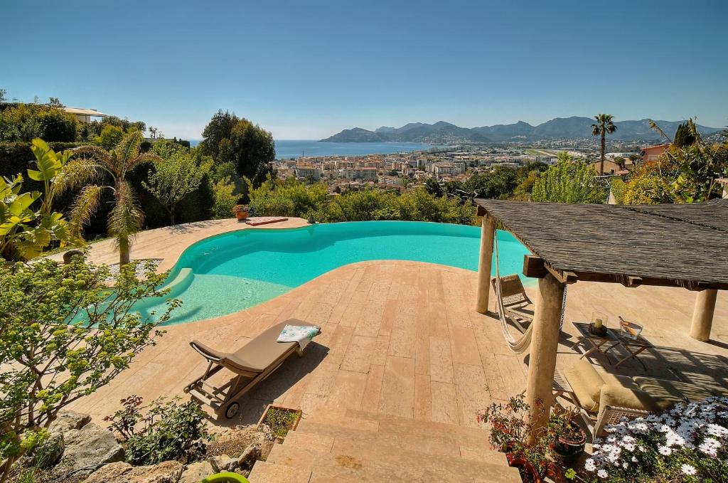 basen z krzesłem i widokiem na ocean w obiekcie Villa Paradiso Premium 3 bedroom villa with private pool w Cannes