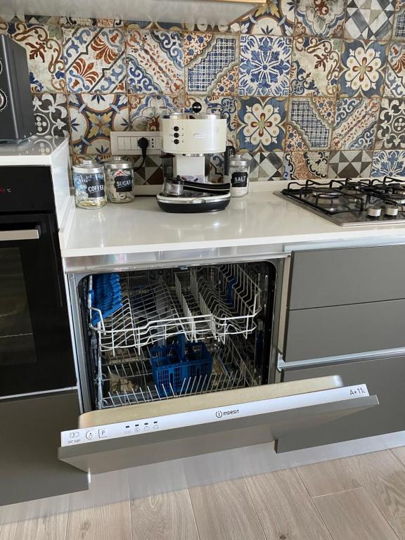 A kitchen or kitchenette at Tra mare e lago