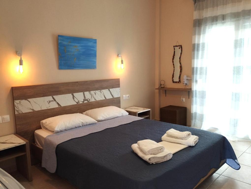 A bed or beds in a room at La MER Rooms Peraia