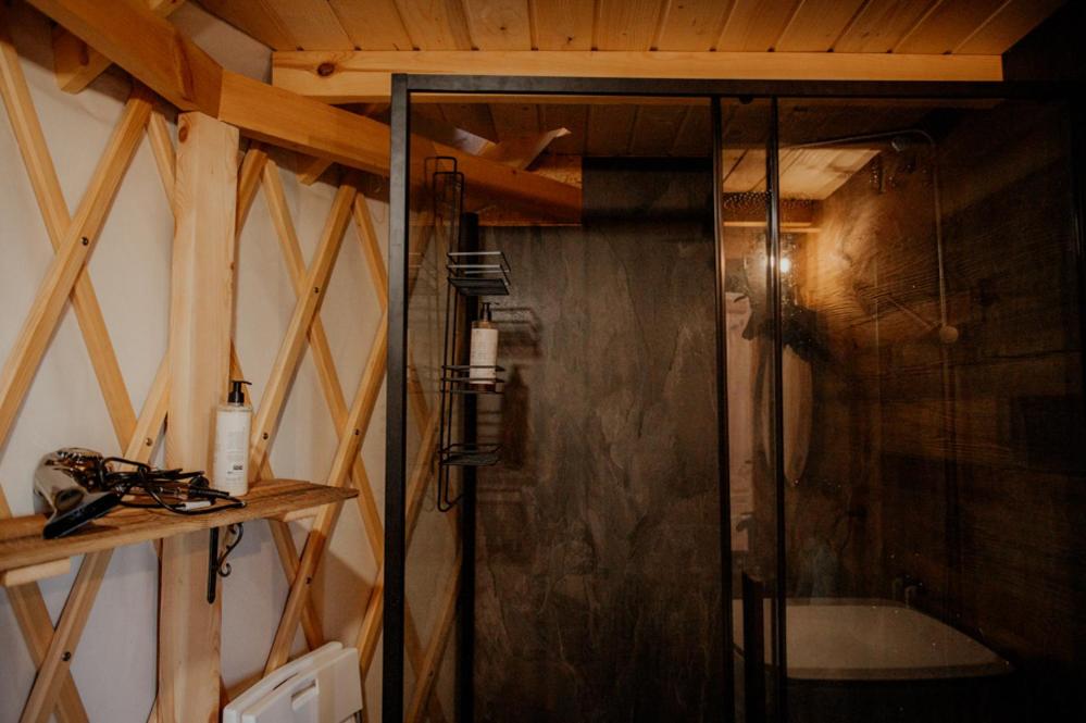Koupelna v ubytování Jurty z widokiem, prywatna balia- DZIKOLAS GLAMPING