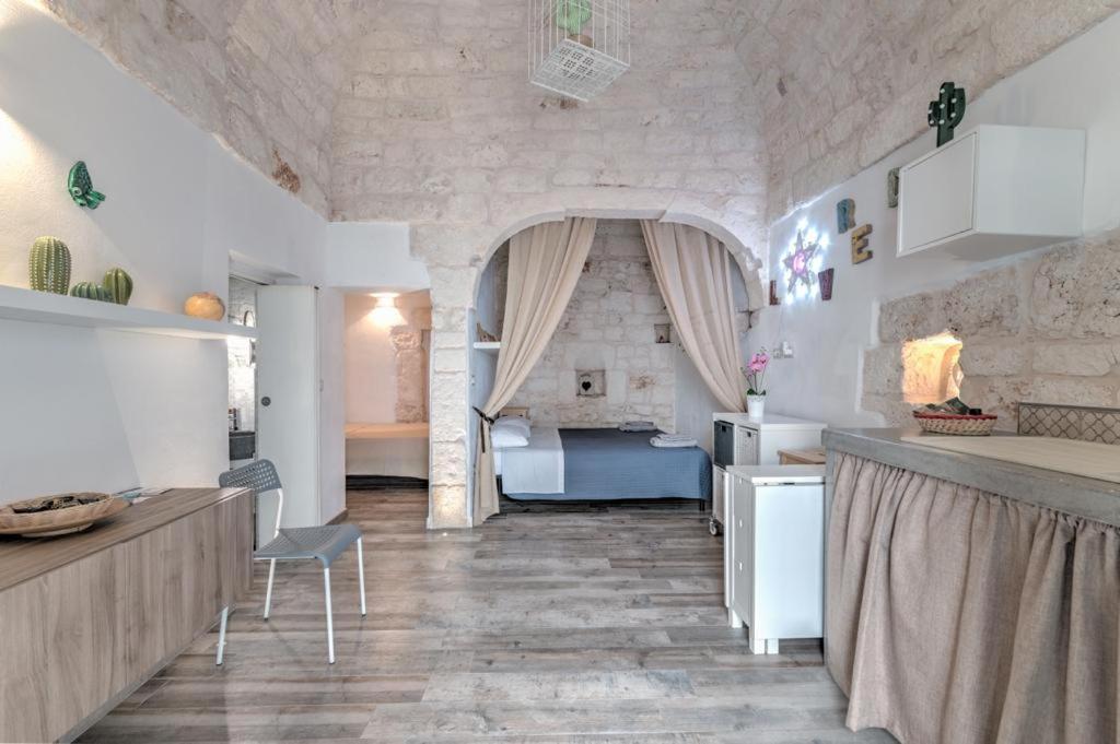 - une cuisine avec une table et un comptoir dans une pièce dans l'établissement Casa Anmori, à Ostuni