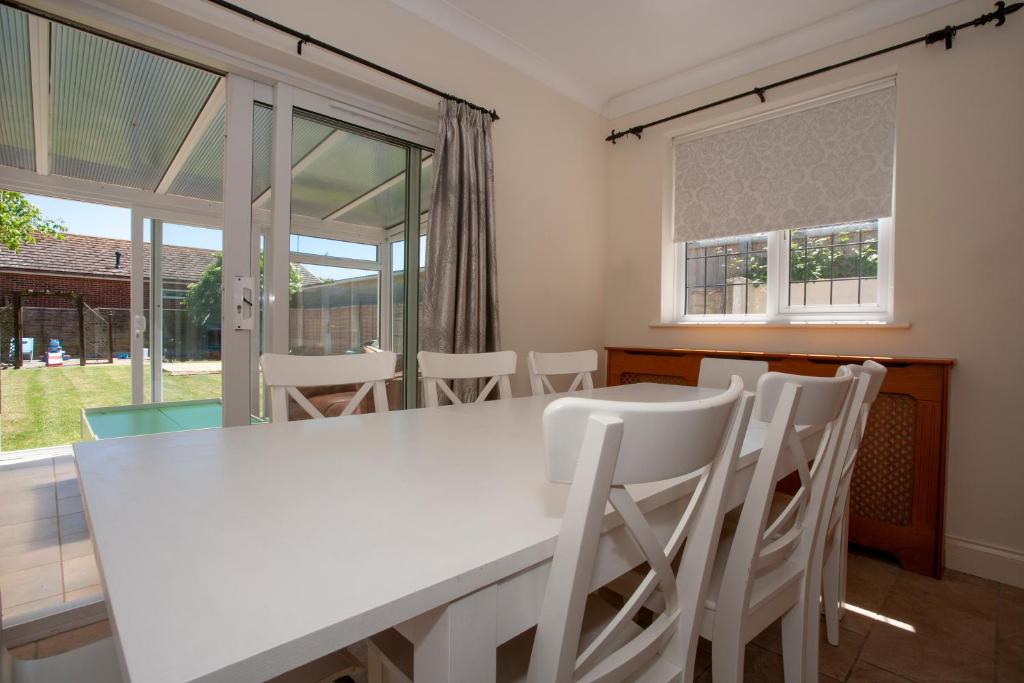 Botany Bay Holiday House - Family friendly, 50M from the beach - Three-Bedroom House