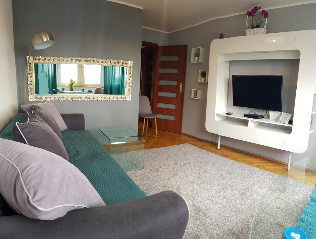 Televízia a/alebo spoločenská miestnosť v ubytovaní DELUXE WIDOK 24 APARTMENT