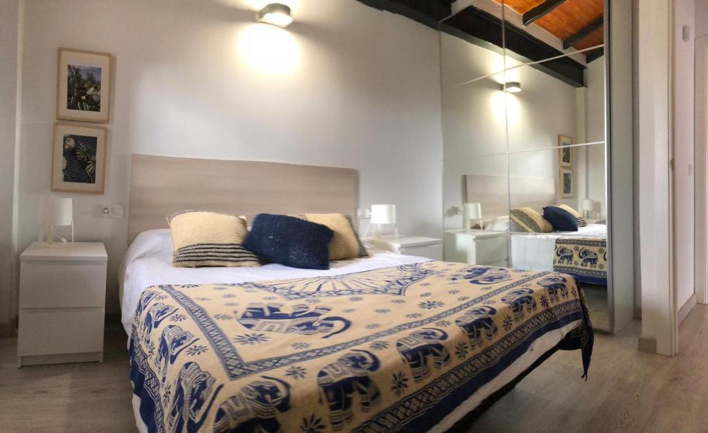 una camera con due letti con lenzuola blu e bianche di Villa Ancon 116 ad Arona