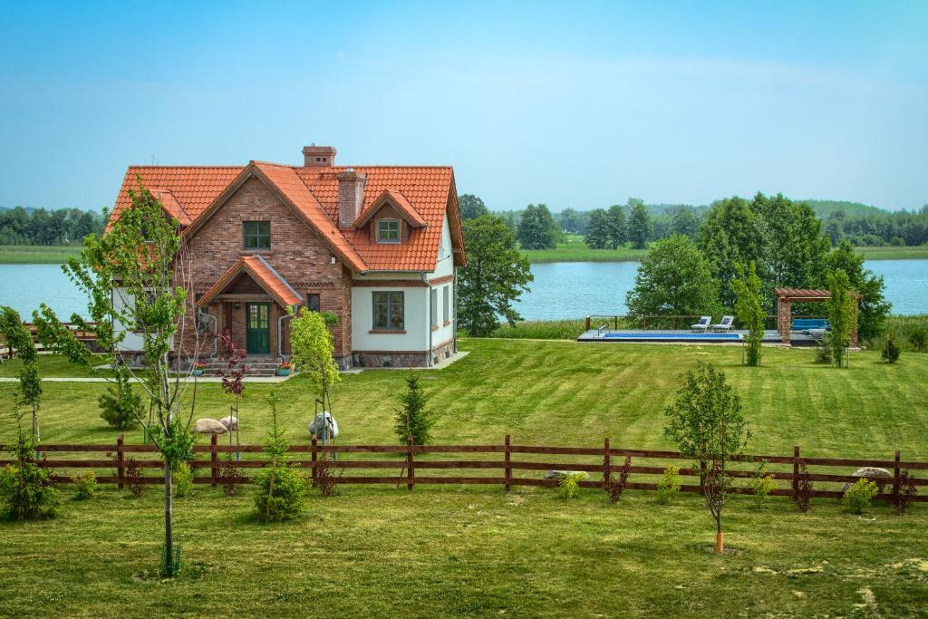 dom na polu z płotem w obiekcie Mazurskie Wille w mieście Bogacko