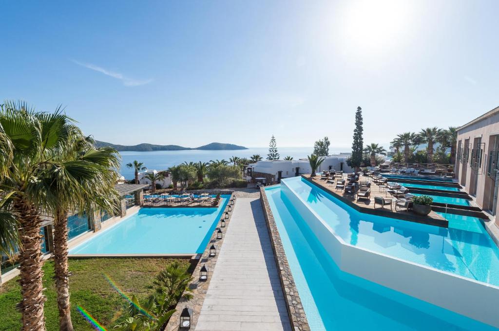 una foto di una piscina in un resort di Aquila Elounda Village Resort, Suites & Spa a Eloúnda