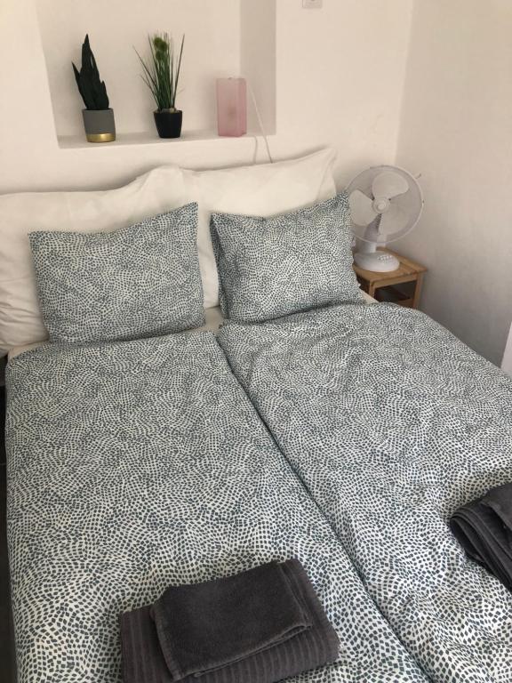 Posteľ alebo postele v izbe v ubytovaní Dália apartman Gyömrő