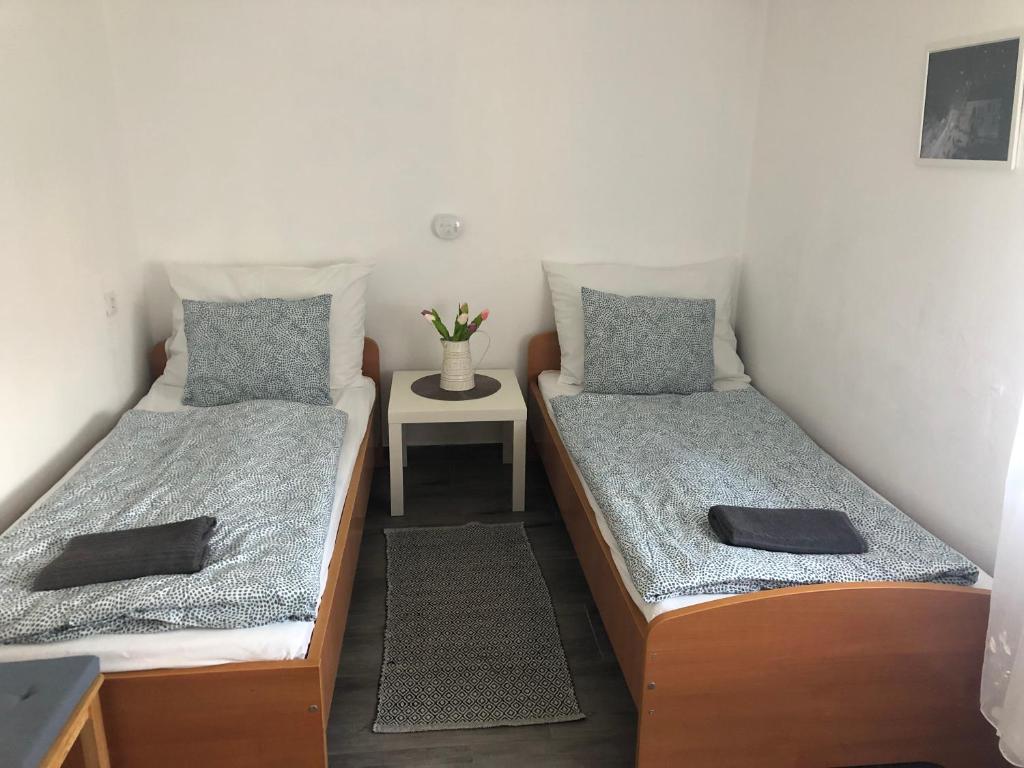 Posteľ alebo postele v izbe v ubytovaní Dália apartman Gyömrő