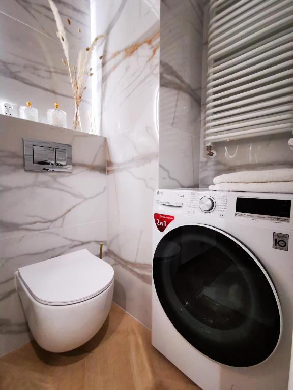 Kúpeľňa v ubytovaní Gold Apartment B29 Let's Sea Baltic Park Gąski