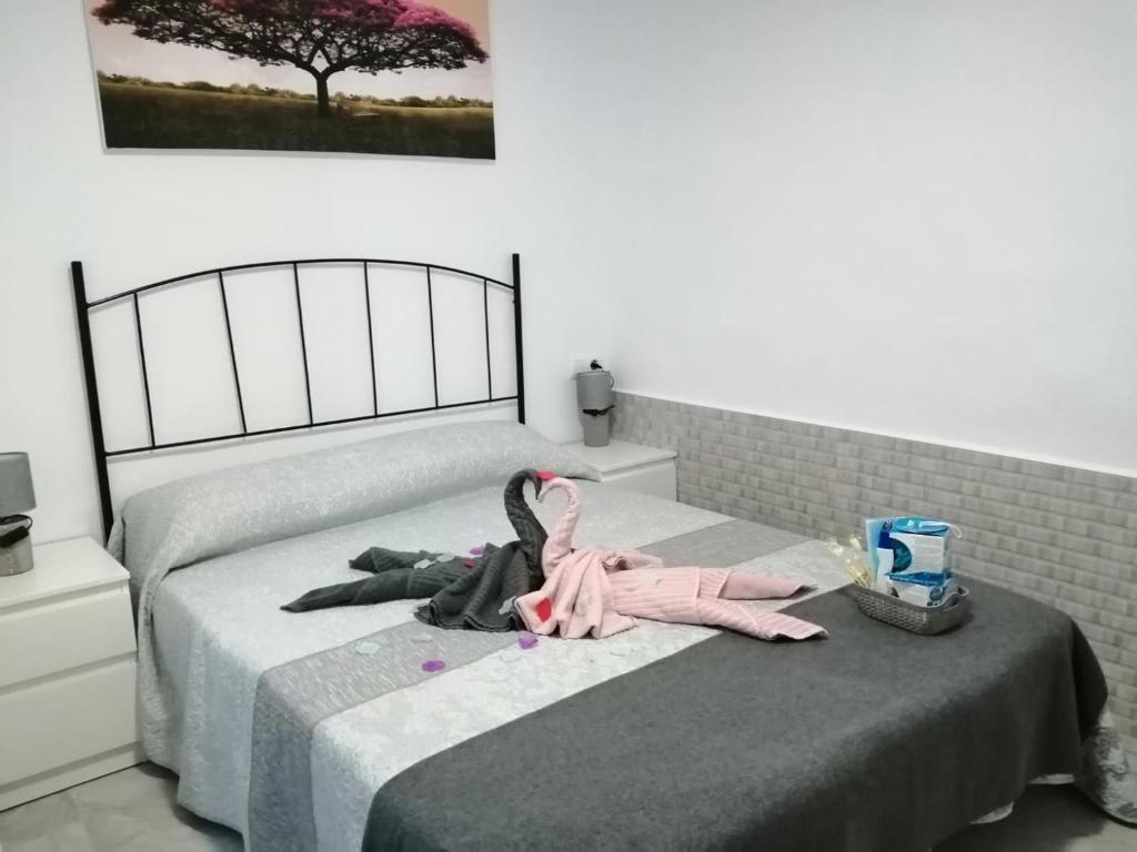 twee bedden in een slaapkamer met poppen erop bij La magia del sur 2 in Cádiz