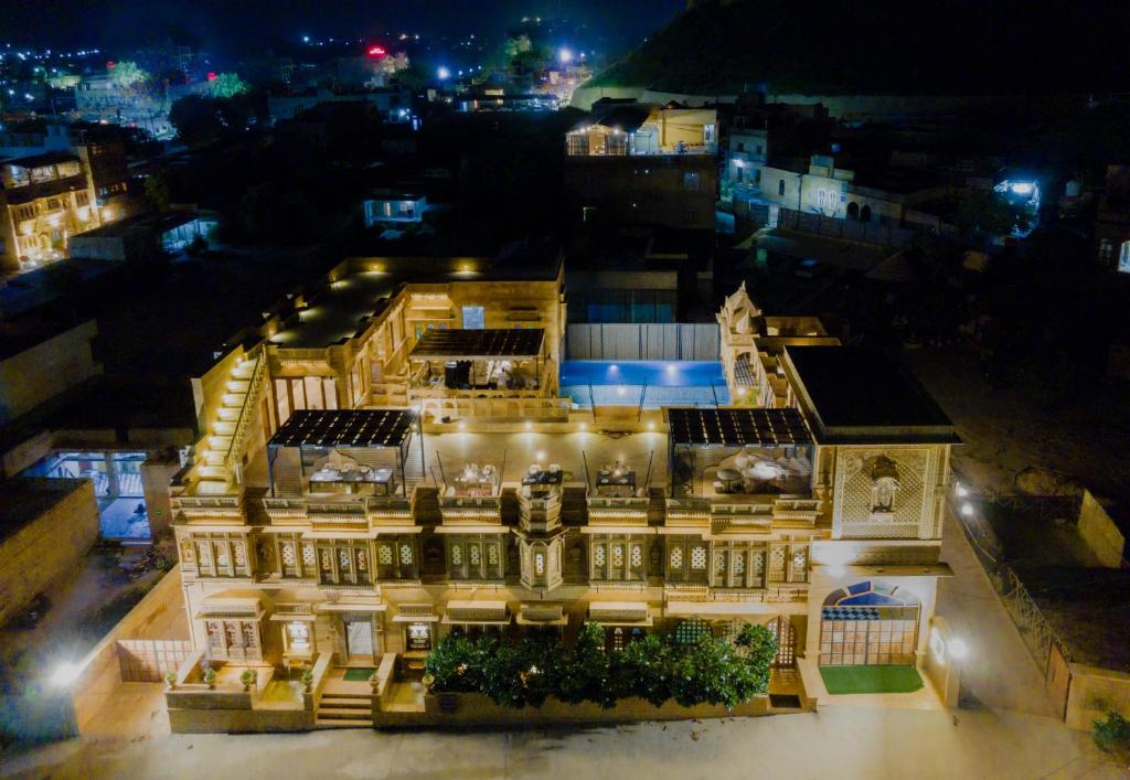 une vue aérienne sur un bâtiment la nuit dans l'établissement Hotel Grand Khalifa, à Jaisalmer