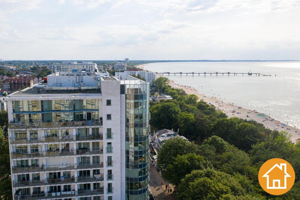 una vista aérea de un edificio y de la playa en Apartamenty Promenada Gwiazd 28 - visitopl, en Międzyzdroje