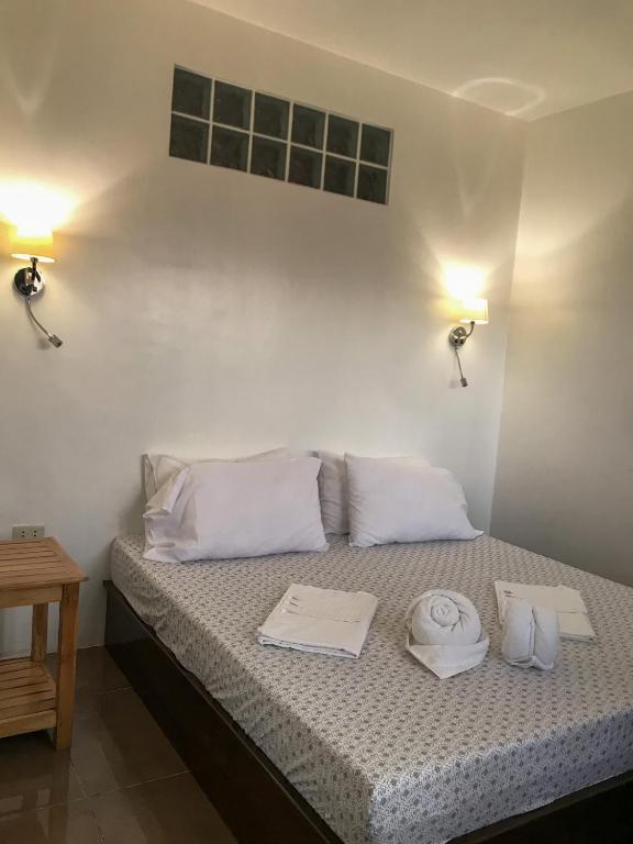 Postel nebo postele na pokoji v ubytování E.I. SUITES