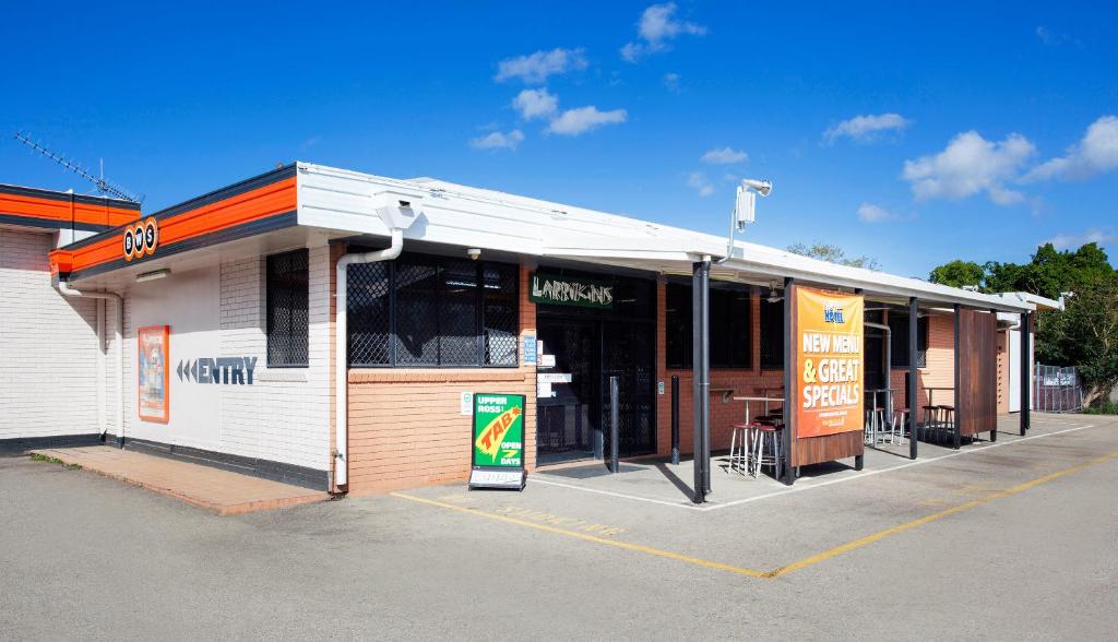 stacja benzynowa z napisem przed nią w obiekcie Upper Ross Hotel w mieście Townsville