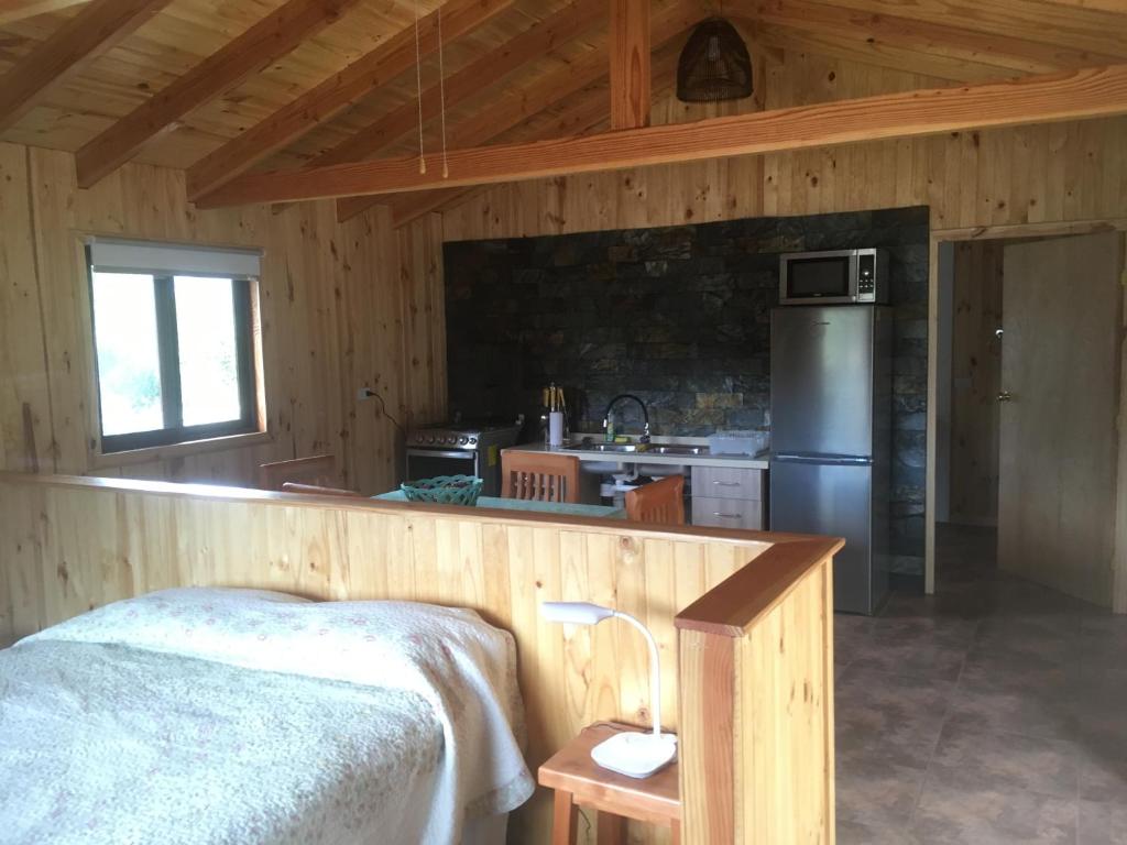 Kuchyň nebo kuchyňský kout v ubytování Los Quenes River Lodge