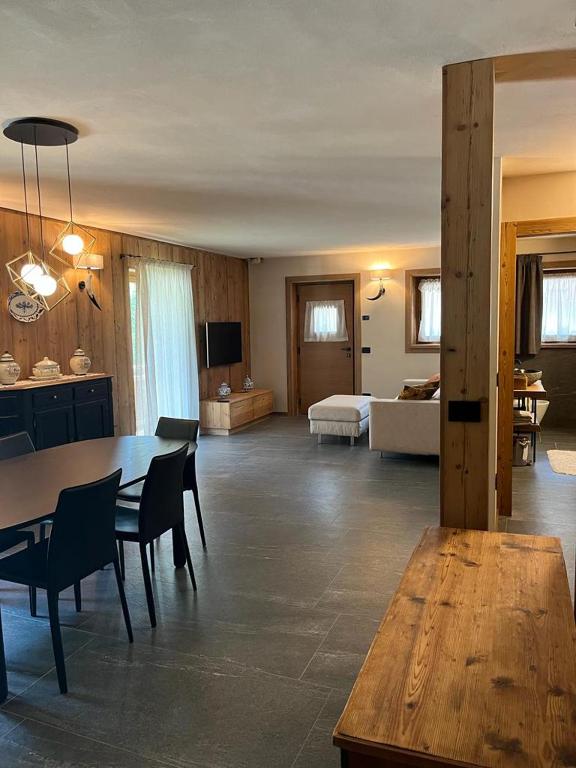 a large living room with a table and a couch at Remina Dolomiti house in Tonadico