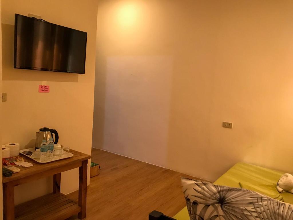 TV a/nebo společenská místnost v ubytování E.I. SUITES