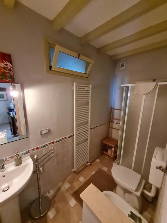 PortacomaroにあるA casa di Biancaのバスルーム(トイレ、洗面台付)