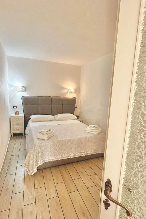 1 dormitorio con 1 cama con 2 toallas en Appartamento Merilu, en Civita Castellana