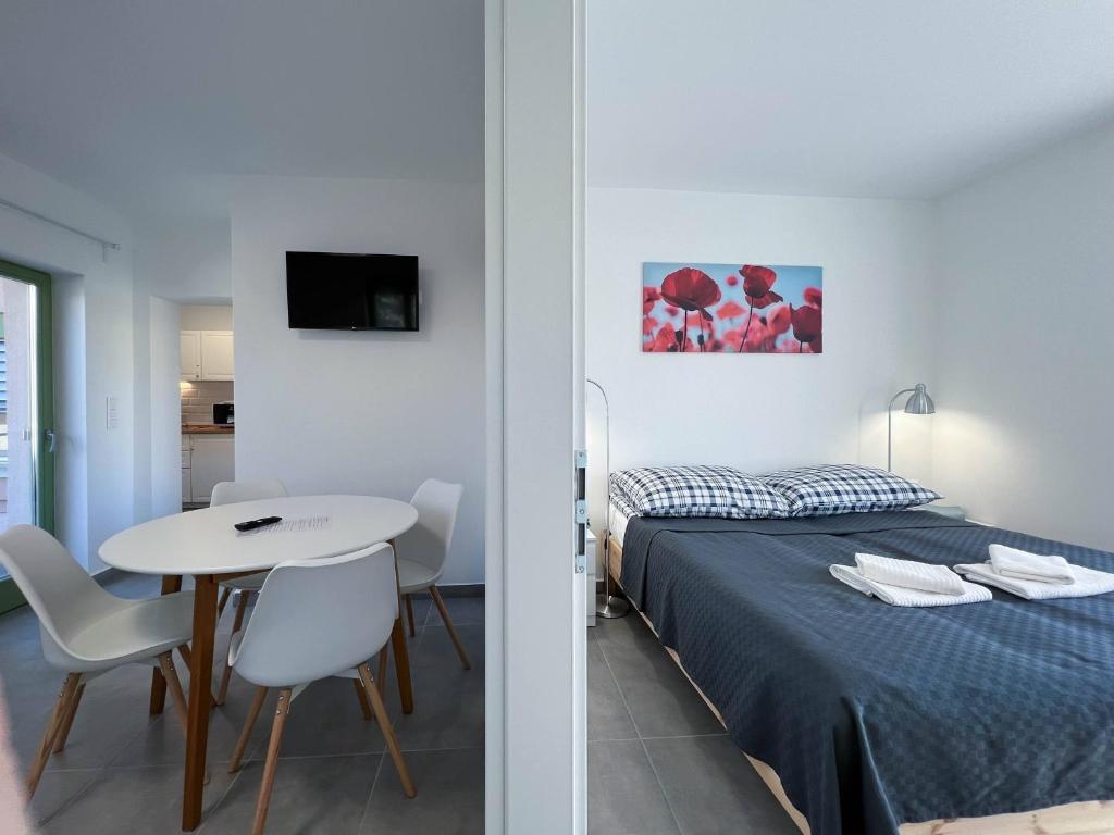 Postel nebo postele na pokoji v ubytování Lujza Apartman
