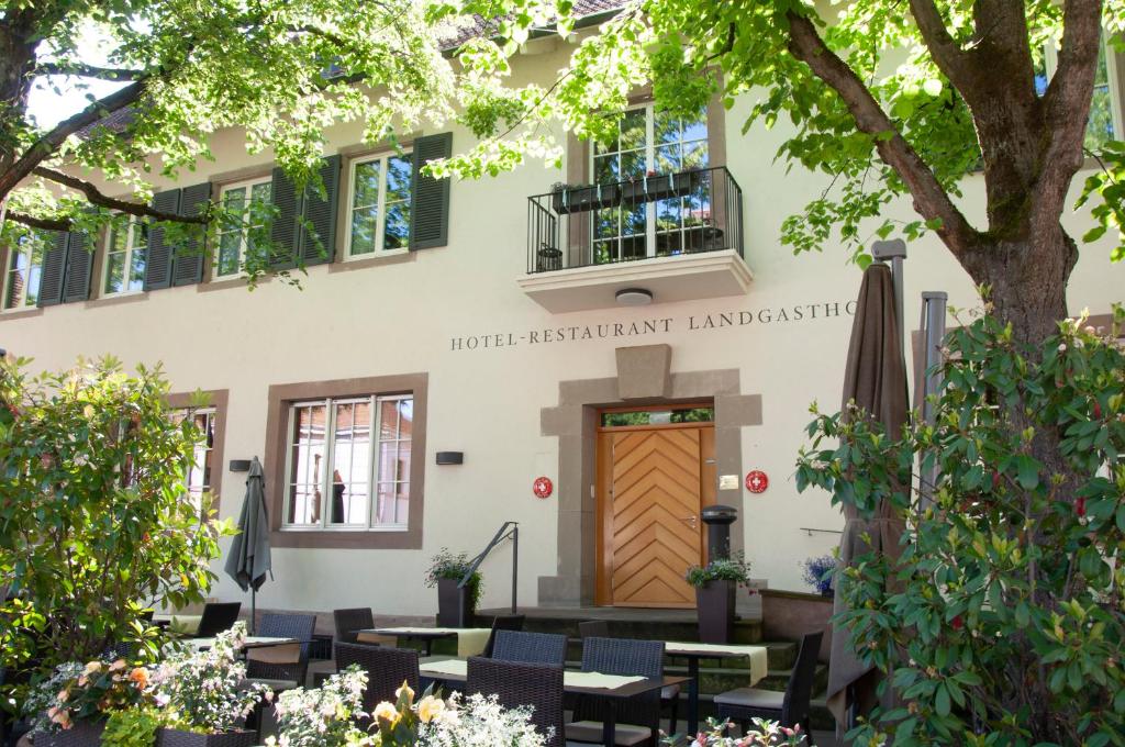 バーゼルにあるHotel Landgasthof Riehen / Baselのホテルの中庭にある建物