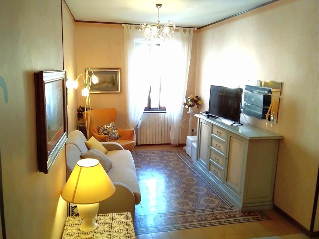 een woonkamer met een bank en een tv bij tita's house in Lucca