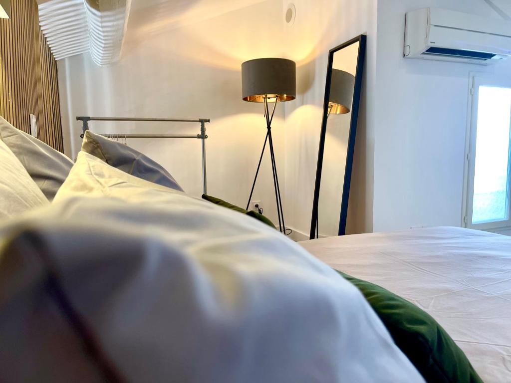 Posteľ alebo postele v izbe v ubytovaní SV - l’Experience Design Duplex in Marseille