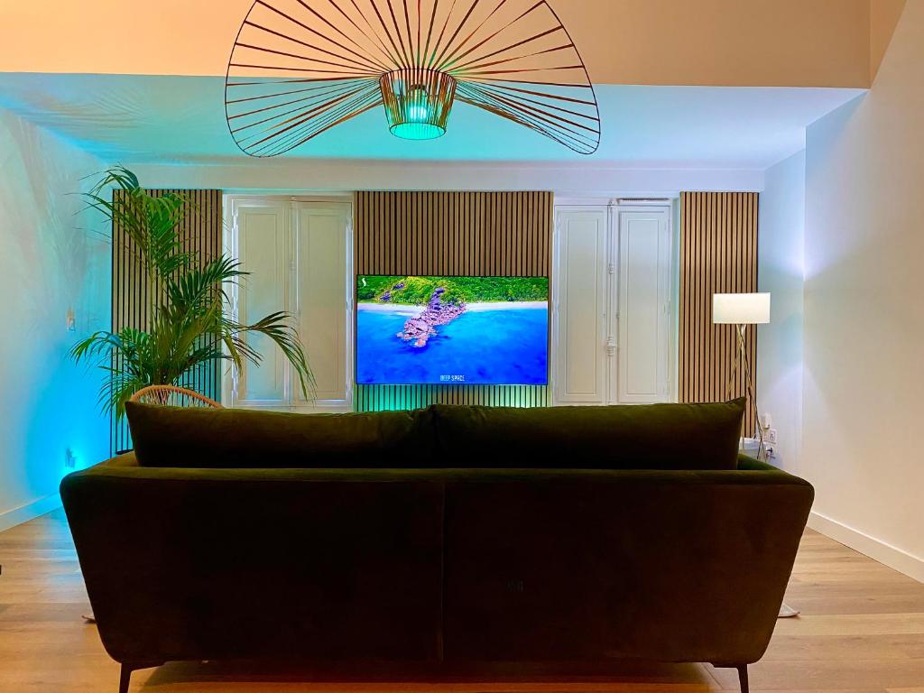 Televízia a/alebo spoločenská miestnosť v ubytovaní SV - l’Experience Design Duplex in Marseille