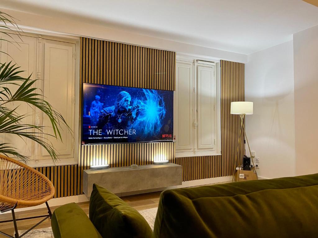 Televízia a/alebo spoločenská miestnosť v ubytovaní SV - l’Experience Design Duplex in Marseille